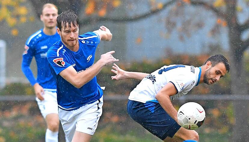 Maximilian Gebert (Mitte) und seine Neckarsulmer Fußballkameraden stecken in einer Ergebniskrise. Die lauten Worte von Trainer Marcel Busch zur Halbzeit sind seiner Meinung nach "zurecht" gekommen, Bissingen siegt dennoch. Foto: Mario Berger