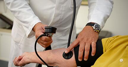 Viele Haus&auml;rzte in Deutschland sprechen sich angesichts der aktuellen Corona-Sommerwelle daf&uuml;r aus, Krankschreibungen wieder telefonisch m&ouml;glich zu machen.