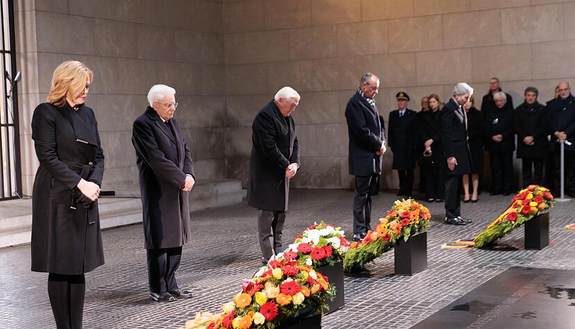 Vor der Gedenkstunde zum Volkstrauertag legen die Spitzen des Staates und Italiens Pr&auml;sident Mattarella Kr&auml;nze in der Neuen Wache in Berlin nieder