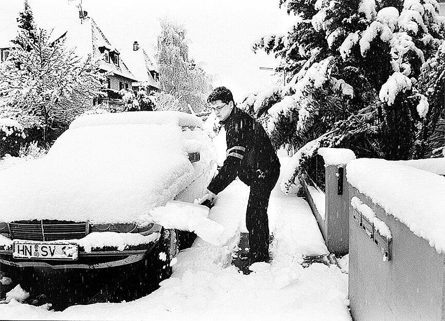1999 war Schneeschippen nach starkem Schneefall auch in Heilbronn nötig.