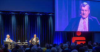 Rund 150 Zuschauer haben den Spitzenkandidat der FDP, Hans-Ulrich R&uuml;lke, beim Wahlcheck im Gespr&auml;ch mit Chefredakteur Uwe Ralf Heer erlebt. (Foto: Mario Berger)