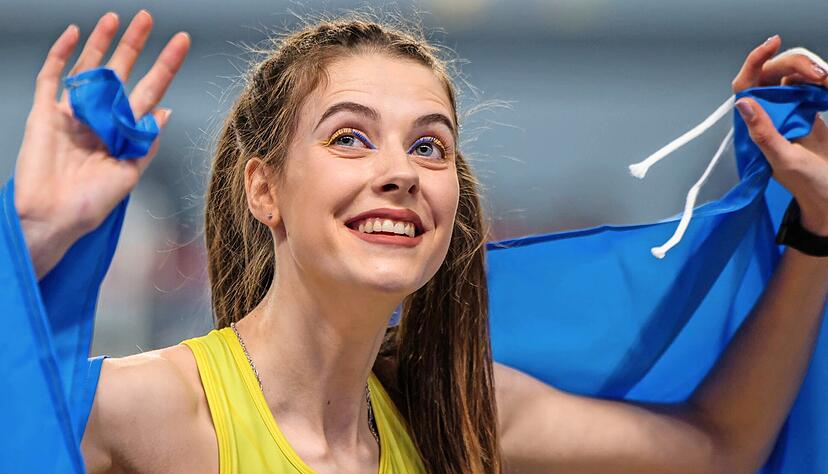 Benutzt Eyeliner in den Landesfarben: Hallenweltmeisterin Jaroslawa Mahutschich setzt nicht nur optisch klare Akzente für ihr Heimatland, die Ukraine, sie äußert sich auch zum russischen Angriffskrieg. Foto: dpa
