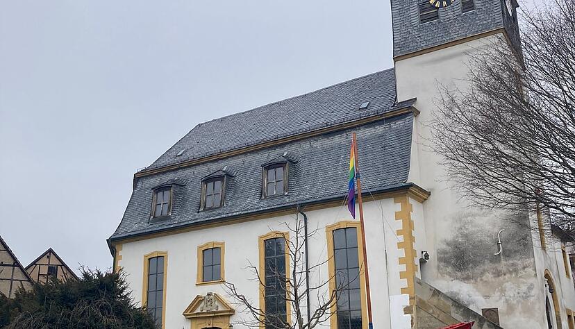 Boot und Regenbogenflagge vor der Kirche in H&uuml;ffenhardt: In einem Wahlkampf-Clip auf Instagram kritisiert der AfD-Landtagskandidat Lukas Huber die evangelische Kirche.