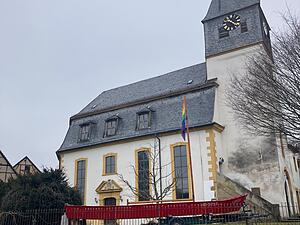 Boot und Regenbogenflagge vor der Kirche in H&uuml;ffenhardt: In einem Wahlkampf-Clip auf Instagram kritisiert der AfD-Landtagskandidat Lukas Huber die evangelische Kirche.