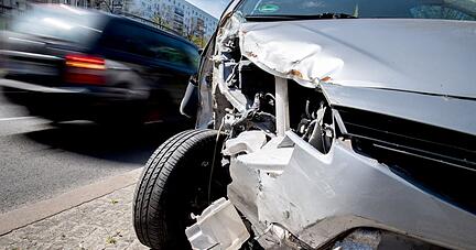 Da hat's gekracht: Probleme kann es auch mit der Versicherung geben, wenn man sich nach dem Unfall vom Ort des Geschehens entfernt. Da hat's gekracht: Probleme kann es auch mit der Versicherung geben, wenn man sich nach dem Unfall vom Ort des Geschehens entfernt.