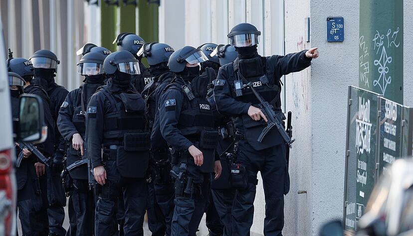 Auch schwer bewaffnete Einsatzkr&auml;fte waren an dem Gro&szlig;einsatz beteiligt.