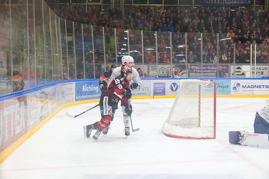 Die Heilbronner Falken gewannen die ersten drei Spiele der Serie. In Memmingen hatten sie Matchpuck. Die Heilbronner Falken gewannen die ersten drei Spiele der Serie. In Memmingen hatten sie Matchpuck.