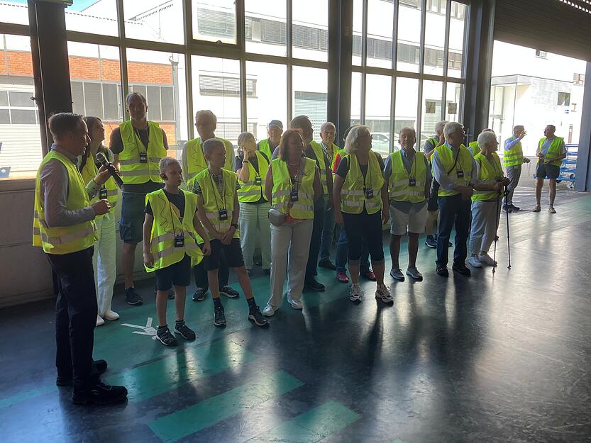 Tiefe Einblicke bekam die Gruppe in der Halle des Fahrzeugzulieferers L&auml;pple in Heilbronn.