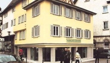 Der Kunstverein residiert jetzt am Ende der Künzelsauer Hauptstraße in einem denkmalgeschützten Haus von 1677. Links ist die Johanneskirche zu sehen. Der Kunstverein residiert jetzt am Ende der Künzelsauer Hauptstraße in einem denkmalgeschützten Haus von 1677. Links ist die Johanneskirche zu sehen.