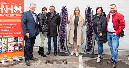 Ein breites Angebot: Aussteller Jens Bauer (von links), Veranstalter Ramona Weichelt und Dieter Link, sowie Alina Müller, Sabrina und Thomas Meerwart.
Foto: Andreas Veigel Ein breites Angebot: Aussteller Jens Bauer (von links), Veranstalter Ramona Weichelt und Dieter Link, sowie Alina Müller, Sabrina und Thomas Meerwart.
Foto: Andreas Veigel