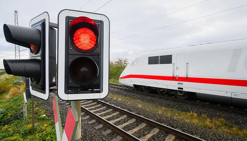 Die Bahn will wegen einer Tunnelsanierung die ICE-Strecke Mannheim-Stuttgart wochenlang sperren. (Symbolbild) Die Bahn will wegen einer Tunnelsanierung die ICE-Strecke Mannheim-Stuttgart wochenlang sperren. (Symbolbild)