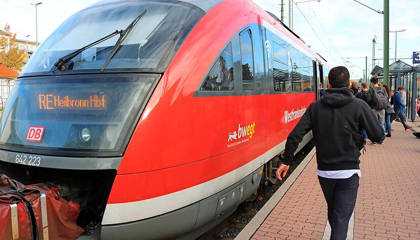 Die Hohenlohebahn bleibt trotz Stadtbahn eine wichtige Verbindung nach Heilbronn. Hier hält ein Regionalexpress am Öhringer Hauptbahnhof.
Foto: Peter Hohl