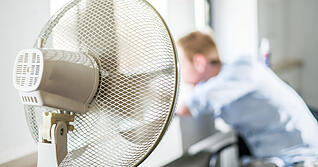 ILLUSTRATION - Wer im kühlen Keller arbeitet, hat Glück. Doch was ist mit heißen Arbeitszimmern unter dem Dach? (zu dpa: «Hitze im Homeoffice: Muss der Arbeitgeber etwas tun?») Foto: Wolfram Kastl/dpa/dpa-mag - Honorarfrei nur für Bezieher des Dienstes dpa-Magazin +++ dpa-Magazin +++ ILLUSTRATION - Wer im kühlen Keller arbeitet, hat Glück. Doch was ist mit heißen Arbeitszimmern unter dem Dach? (zu dpa: «Hitze im Homeoffice: Muss der Arbeitgeber etwas tun?») Foto: Wolfram Kastl/dpa/dpa-mag - Honorarfrei nur für Bezieher des Dienstes dpa-Magazin +++ dpa-Magazin +++