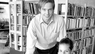 Die Auszubildenden Benjamin Hettich (18) und Käthe Hägele (17) nutzen die Mittagszeit, um in der Freizeitbibliothek die Hohenloher Zeitung zu lesen. Die Auszubildenden Benjamin Hettich (18) und Käthe Hägele (17) nutzen die Mittagszeit, um in der Freizeitbibliothek die Hohenloher Zeitung zu lesen.