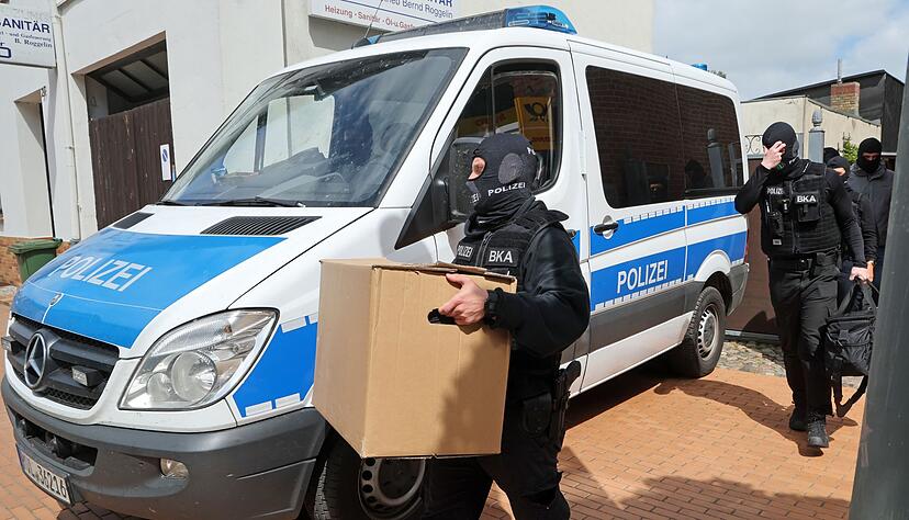 Die Polizei durchsuchte im Mai 2025 Gebäude in mehreren Bundesländern. (Archivbild) Die Polizei durchsuchte im Mai 2025 Gebäude in mehreren Bundesländern. (Archivbild)