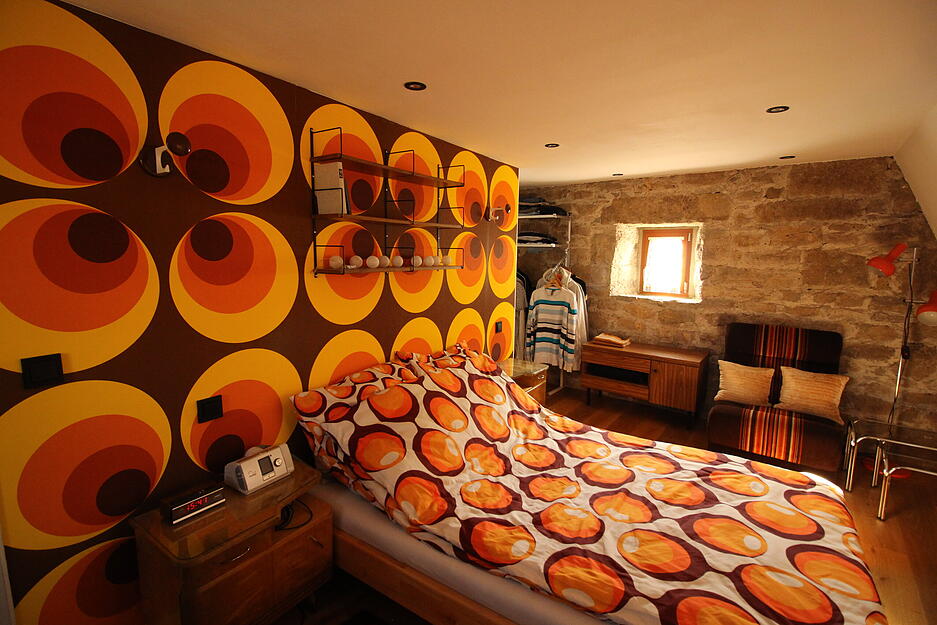Wohnen im mittelalterlichen Turm in Niedernhall mit 70er-Jahre Retro-Interieur Wohnen im mittelalterlichen Turm in Niedernhall mit 70er-Jahre Retro-Interieur