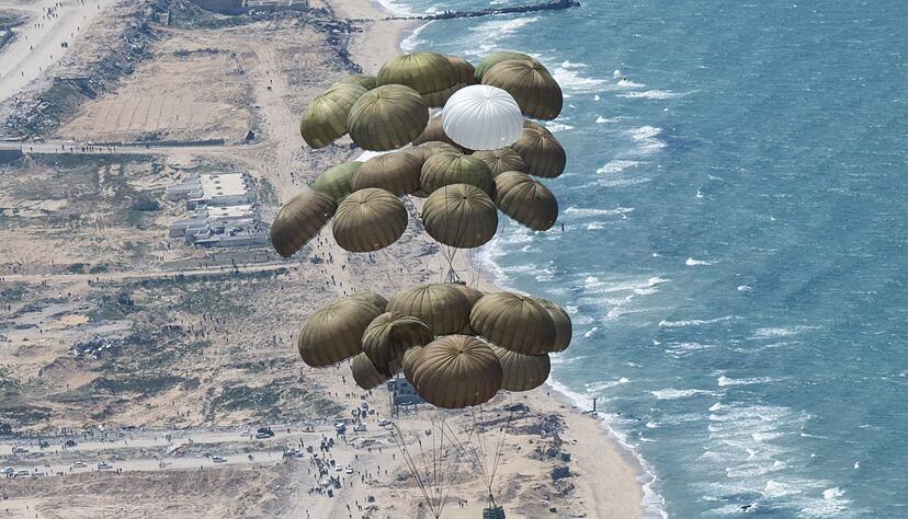 Aus der Luft sollen Lebensmittel und medizinische Ausr&uuml;stung den Gazastreifen erreichen. (Archivbild)