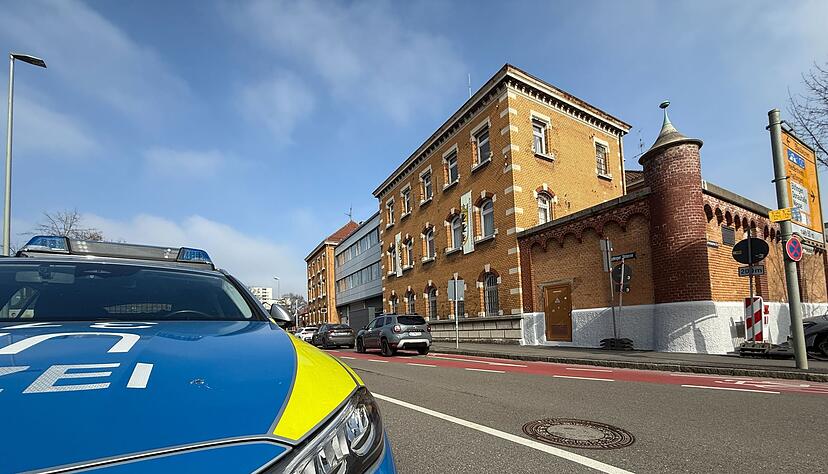 Drei Menschen erlitten Rauchvergiftungen.