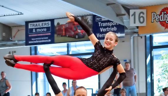 Die Gruppen&auml;lteste Ramona Reinke hebt das Teamk&uuml;ken Mara Schoch.