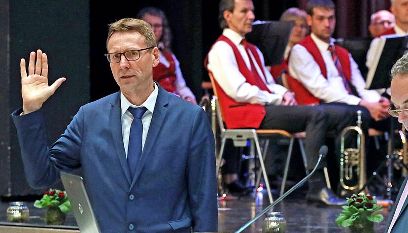 Bürgermeister Thomas Czaszar (links) spricht den Amtseid. Der stellvertretende Bürgermeister Edgar Übelhör verpflichtet das neue Stadtoberhaupt auf acht Jahre. Foto: Ralf Seidel