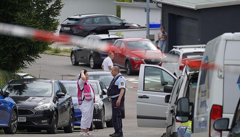 Nach einer Gewalttat in Albstadt mit drei Toten und zwei Schwerverletzten dauern die Ermittlungen an.