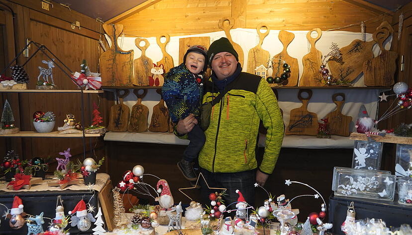 "Winter-Wunder-Weihnachtsglanz" ist das Motto des Öhringer Weihnachtsmarktes. Vom ersten bis zum dritten Adventswochenende erwarten die zahlreichen Besucher liebevolle Geschenkideen und viele Köstlichkeiten vor Ort. "Winter-Wunder-Weihnachtsglanz" ist das Motto des Öhringer Weihnachtsmarktes. Vom ersten bis zum dritten Adventswochenende erwarten die zahlreichen Besucher liebevolle Geschenkideen und viele Köstlichkeiten vor Ort.