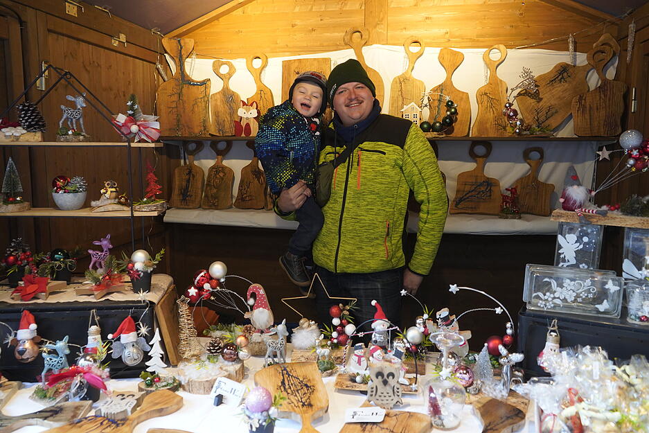 "Winter-Wunder-Weihnachtsglanz" ist das Motto des Öhringer Weihnachtsmarktes. Vom ersten bis zum dritten Adventswochenende erwarten die zahlreichen Besucher liebevolle Geschenkideen und viele Köstlichkeiten vor Ort. "Winter-Wunder-Weihnachtsglanz" ist das Motto des Öhringer Weihnachtsmarktes. Vom ersten bis zum dritten Adventswochenende erwarten die zahlreichen Besucher liebevolle Geschenkideen und viele Köstlichkeiten vor Ort.