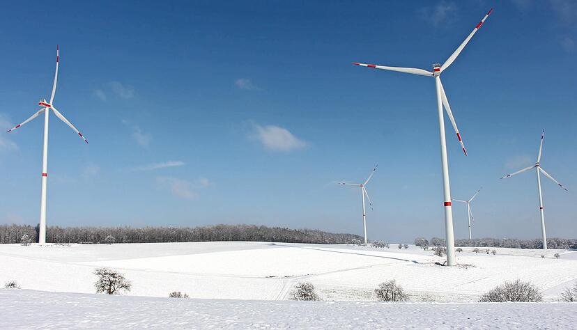 Die f&uuml;nf Wei&szlig;bacher Windr&auml;der inmitten winterlicher Pracht. In den Anlagen ist ein Eiserkennungssystem verbaut, das Eiswurf verhindern soll.
Foto: Tamara Ludwig