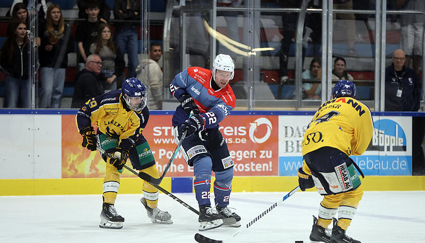 Thore Weyrauch eröffnet den Torreigen beim 6:3-Auswärtserfolg der Heilbronner Falken beim ECDC Memmingen Indians. Thore Weyrauch eröffnet den Torreigen beim 6:3-Auswärtserfolg der Heilbronner Falken beim ECDC Memmingen Indians.