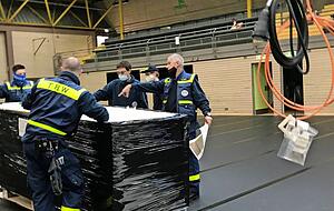 2000 Quadratmeter Bodenabdeckung, über einen Kilometer Kabel und dazu tonnenweise Holzständerwände verbauten die THWler die letzten Tage in der Halle. Foto: Yvonne Tscherwitschke