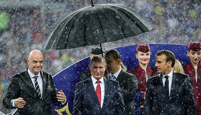 Putin ließ nach dem WM-Finale 2018 in Moskau alle im Regen stehen - auch Infantino. (Archivbild) Putin ließ nach dem WM-Finale 2018 in Moskau alle im Regen stehen - auch Infantino. (Archivbild)