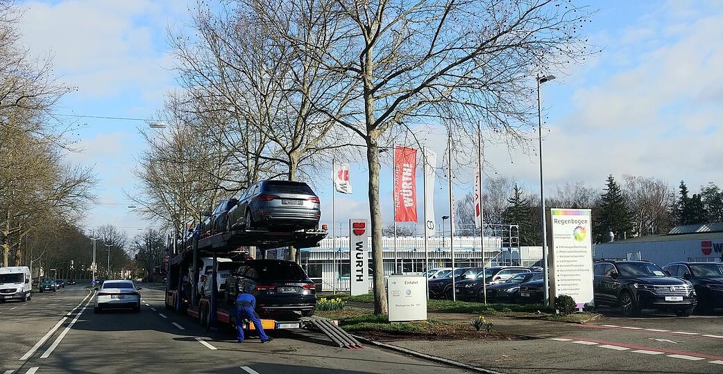 &Auml;rger mit Autoanlieferungen: In der Stuttgarter Stra&szlig;e blockieren Lkw immer wieder die Stra&szlig;e.