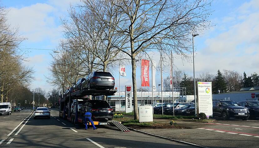&Auml;rger mit Autoanlieferungen: In der Stuttgarter Stra&szlig;e blockieren Lkw immer wieder die Stra&szlig;e.