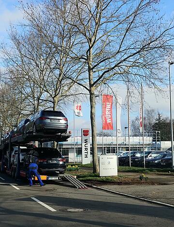 &Auml;rger mit Autoanlieferungen: In der Stuttgarter Stra&szlig;e blockieren Lkw immer wieder die Stra&szlig;e.