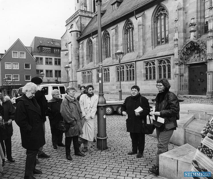 Frauenspuren entdecken auf einem historischen Stadtrundgang 1993 mit der Frauenbeauftragten Anne Schilling.