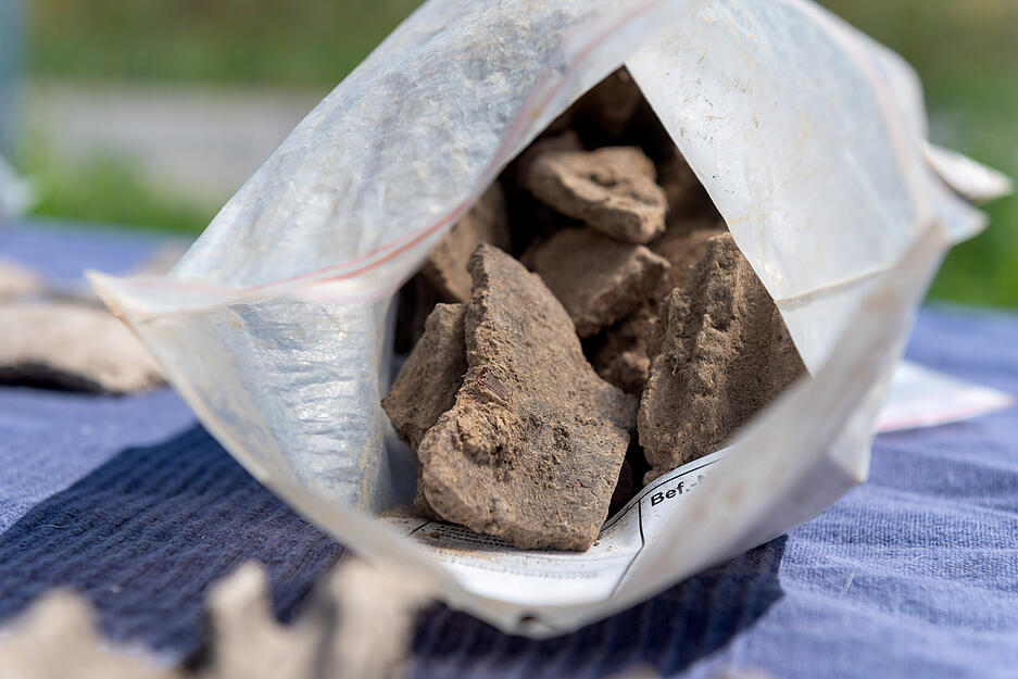 Alle Funde – wie hier Scherben aus Ton und Keramik – werden in Plastiktüten verpackt, gesammelt und später gewaschen sowie katalogisiert.
