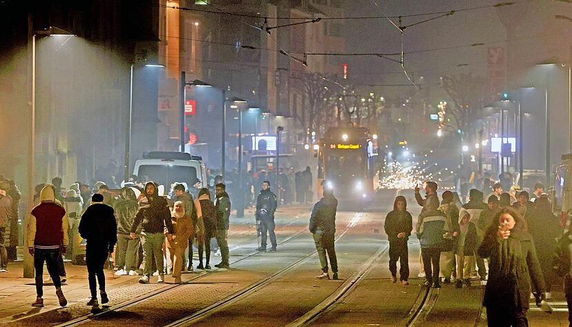 An Silvester haben sich Menschen in der Heilbronner Innenstadt getroffen, um Feuerwerk abzubrennen. Vereinzelt wurden B&ouml;ller auf Passanten geworfen und Sch&auml;den durch Raketen verursacht.