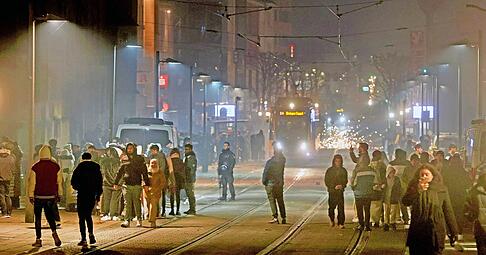 An Silvester haben sich Menschen in der Heilbronner Innenstadt getroffen, um Feuerwerk abzubrennen. Vereinzelt wurden B&ouml;ller auf Passanten geworfen und Sch&auml;den durch Raketen verursacht.