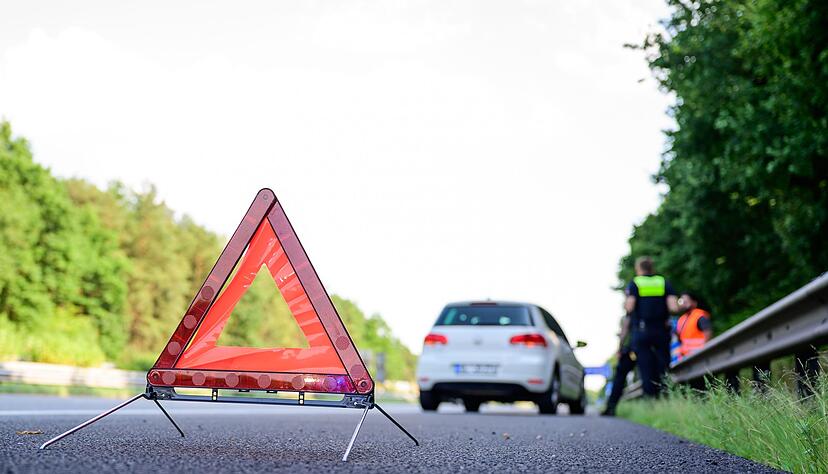 Streit nach Reifenplatzer: Ein Betroffener will den Schaden von der Versicherung ersetzt bekommen - doch die zahlt nicht. Es geht vor Gericht.