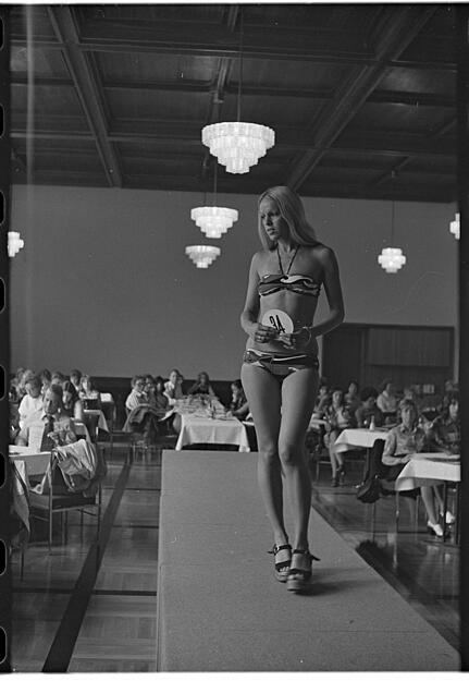 Bei einer Modenschau im Jahr 1973: Knapper und figurbetonter Bikini mit abstrakten Motiven .