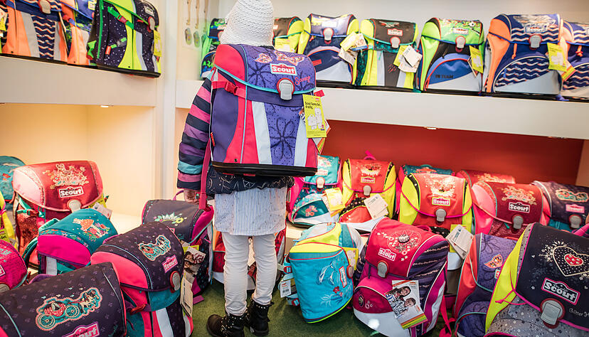 Voller Stolz in den neuen Lebensabschnitt. Für den Schulranzen, Schultüte und weitere Erstausstattung blättern Eltern schonmal mehrere Hundert Euro hin.