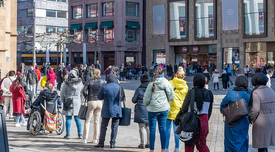 Erste Geschäfte öffnen nach dem harten Lockdown