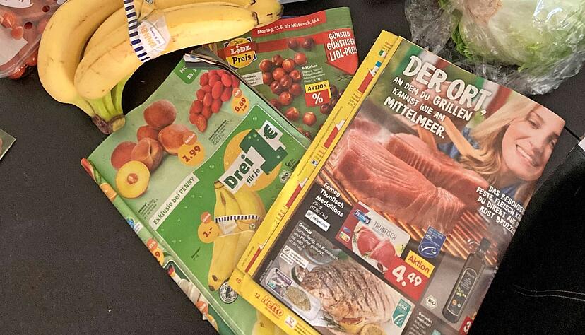 Anhand der Angebote entscheidet Jutta K&auml;fer, was sie einkauft.