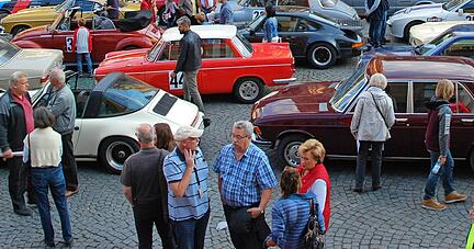 Große Oldtimer-Parade auf dem Heilbronner Marktplatz.