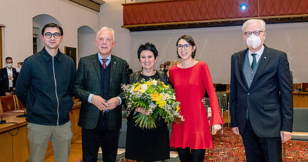 Es war die erwartet klare Sache. Harry Mergel (Zweiter von links) erreichte 81,5 Prozent der Stimmen und geht in seine zweite Amtszeit als Oberbürgermeister in Heilbronn. Es war die erwartet klare Sache. Harry Mergel (Zweiter von links) erreichte 81,5 Prozent der Stimmen und geht in seine zweite Amtszeit als Oberbürgermeister in Heilbronn.