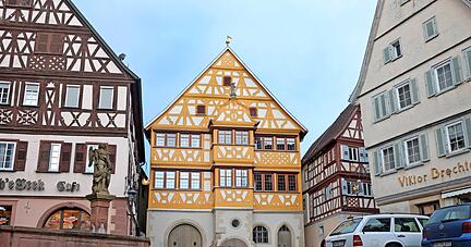 Bau- und Hauptamt wurden im Neudenauer Rathaus jüngst zusammengelegt und das wenige Wochen vor der Bürgermeisterwahl. Nach außen gibt es aktuell keine Führungskraft mehr. Einige Neudenauer sind verwundert.
Foto: Ralf Seidel Bau- und Hauptamt wurden im Neudenauer Rathaus jüngst zusammengelegt und das wenige Wochen vor der Bürgermeisterwahl. Nach außen gibt es aktuell keine Führungskraft mehr. Einige Neudenauer sind verwundert.
Foto: Ralf Seidel