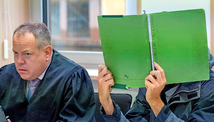 Kurz vor Prozessbeginn verbarg der Lehrer, der früher an einer Lauffener Schule unterrichtete, sein Gesicht hinter einer Akte. Während der Verhandlung gab er von Anfang an die ihm vorgeworfenen Taten zu.