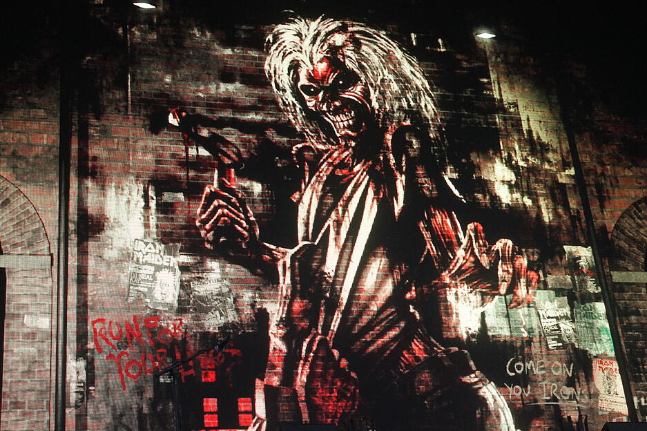 Die britische Band Iron Maiden hat auf ihrer Europa-Tour in Stuttgart Halt gemacht. W&auml;hrend dem Konzert auf dem Cannstatter Wasen spielen sie 17 Songs.