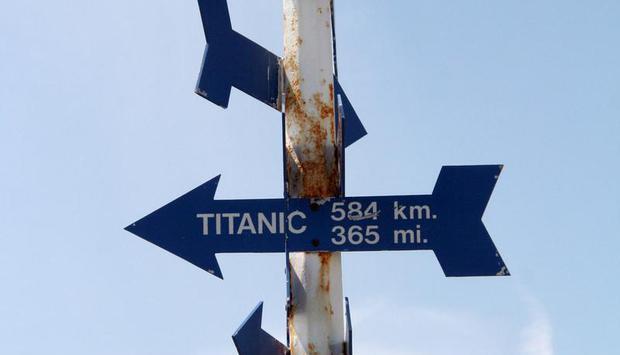 584 Kilometer bis zur «Titanic»: Ein Wegweiser in St. John's macht auf das berühmte Wrack aufmerksam. Foto: Stefan Weißenborn