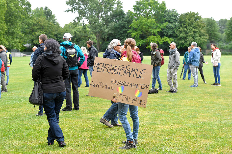 Demo gegen Corona-Einschränkungen trifft auf Gegendemo
